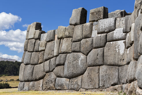 Peru, Anden, Cusco, Steinmauer bei den Inkaruinen von Sacsayhuaman - FOF08731