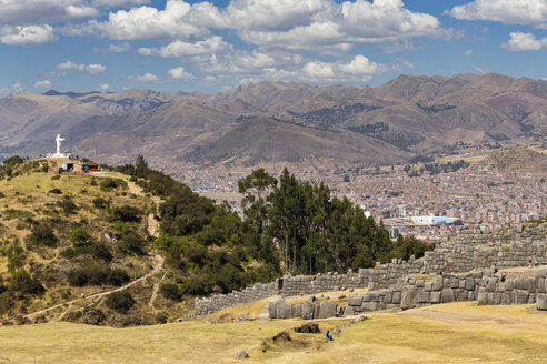 Peru, Anden, Cusco, Blick auf die Stadt und die Inkaruinen von Sacsayhuaman - FOF08732