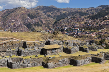 Peru, Anden, Cusco, Blick auf die Inkaruinen von Sacsayhuaman - FOF08733