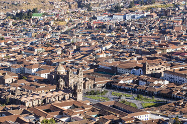 Peru, Anden, Cusco, Stadtbild von der Cristo-Blanco-Statue aus gesehen - FOF08735