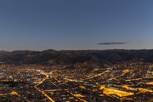 Peru, Anden, Cusco, Stadtbild von der Cristo-Blanco-Statue aus gesehen bei Sonnenuntergang - FOF08736