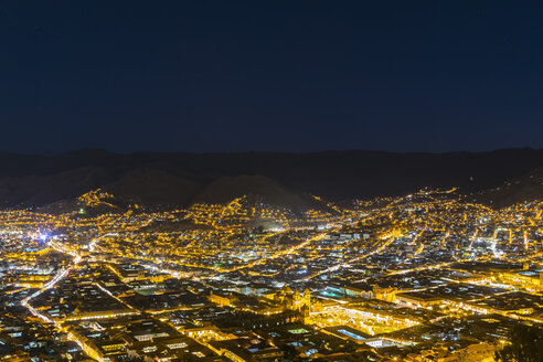 Peru, Anden, Cusco, Stadtbild von der Cristo-Blanco-Statue aus gesehen zur blauen Stunde - FOF08744