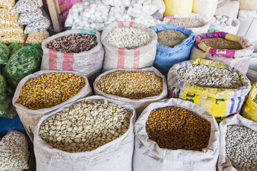 Peru, Cusco, market Mercado Central de San Pedro, sacks with cereals, beans, lentils and corn - FOF08749