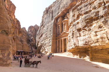 Jordan, Petra, tourists in front of Al Khazneh - MABF00440