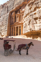 Jordan, Petra, horse cab in front of Al Khazneh - MABF00441