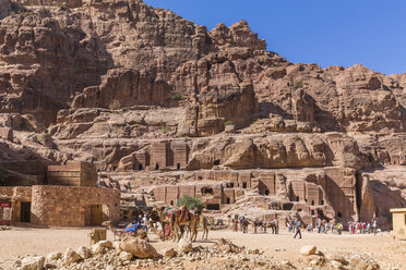 Jordanien, Petra, Blick auf Felsengräber - MAB00442