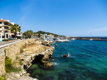 Spanien, Balearische Inseln, Mallorca, Cala Ratjada, Blick auf die Bucht - AMF05212