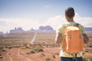 USA, Utah, Rückenansicht eines Mannes mit Rucksack mit Blick auf das Monument Valley - EPF00275