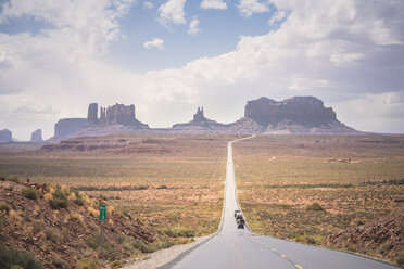 USA, Utah, Straße zum Monument Valley mit Autos - EPF00279
