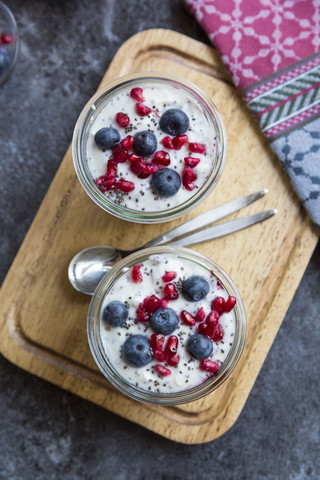 Frischer Joghurt mit Heidelbeeren, Granatapfelkernen und Chia, lizenzfreies Stockfoto