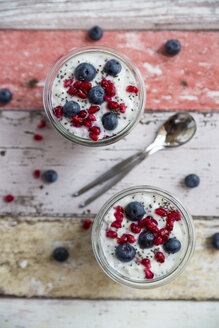 Frischer Joghurt mit Heidelbeeren, Granatapfelkernen und Chia - SARF03125