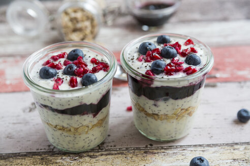 Frischer Joghurt mit Heidelbeeren, Heidelbeermarmelade, Granatapfelkernen und Chia - SARF03127