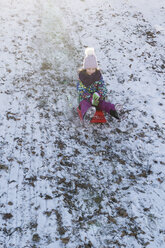 Lächelndes Mädchen Mädchen mit Schlitten im Schnee - SARF03130