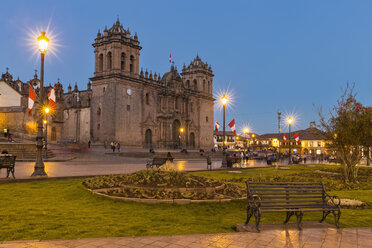 Peru, Cusco, Plaza de Armas und Kathedrale in der Abenddämmerung - FOF08756