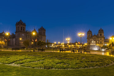 Peru, Cusco, Plaza de Armas, Kathedrale und Jesuitenkirche bei Nacht - FOF08757