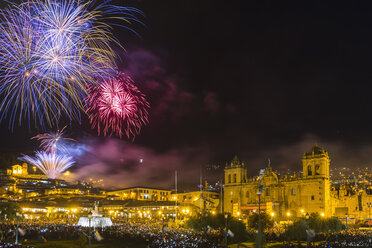 Peru, Cusco, Plaza de Armas, Feuerwerk bei Inti Raymi - FOF08758