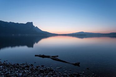 Austria, Mondsee, Lake Mondsee at dusk - WVF00785