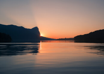 Österreich, Mondsee, Mondsee bei Sonnenuntergang - WVF00793