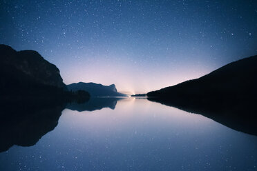 Austria, Mondsee, starry sky over Lake Mondsee - WVF00794