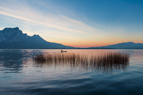 Österreich, Mondsee, Fischerboot auf dem Mondsee in der Abenddämmerung - WVF00795