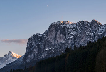 Austria, Mondsee, half moon over Drachenwand - WVF00796