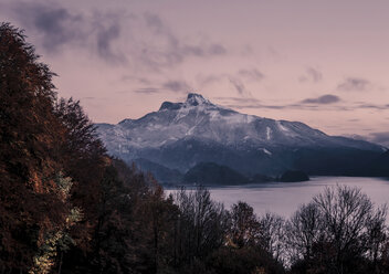 Österreich, Mondsee, Blick auf den Mondsee und den Schafberg in der Abenddämmerung - WVF00799