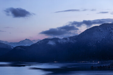 Österreich, Mondsee, Mondsee in der Abenddämmerung - WVF00800