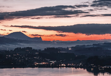 Österreich, Mondsee, Mondsee in der Abenddämmerung mit Gaisberg im Hintergrund - WVF00801