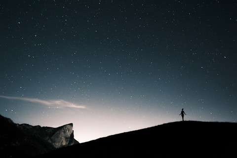 Österreich, Mondsee, Silhouette einer Frau unter Sternenhimmel, lizenzfreies Stockfoto