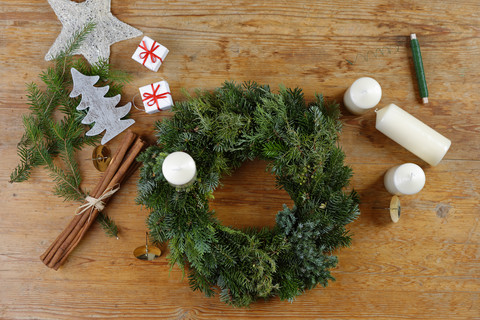 Anfertigung eines Adventskranzes, lizenzfreies Stockfoto