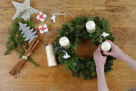 Anfertigung eines Adventskranzes, lizenzfreies Stockfoto