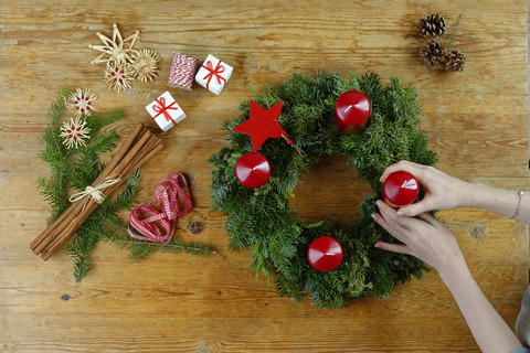 Anfertigung eines Adventskranzes, lizenzfreies Stockfoto