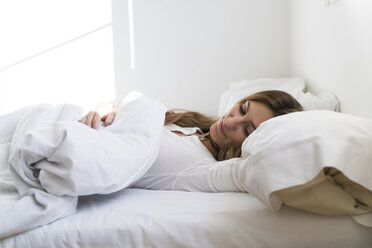 Junge Frau im Bett liegend - KKAF00319