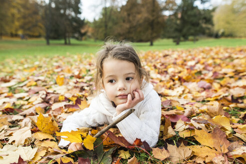 Mädchen im Herbstlaub liegend - HAPF01326