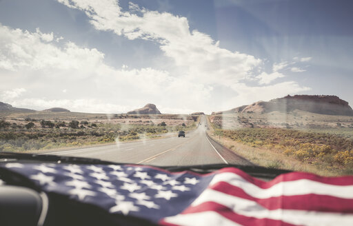 USA, Utah, Amerikanische Flagge auf dem Armaturenbrett liegend - EPF00280