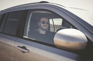 Portrait of smiling man in a car - EPF00284