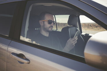Man in a car with smartphone - EPF00285