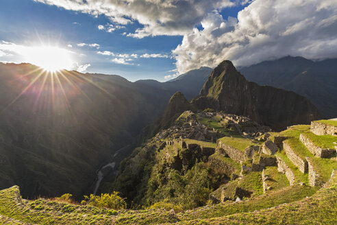 Peru, Anden, Urubamba-Tal, Machu Picchu mit Berg Huayna Picchu bei Sonnenuntergang - FOF08765