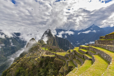 Peru, Anden, Urubamba-Tal, Machu Picchu mit Berg Huayna Picchu - FOF08768