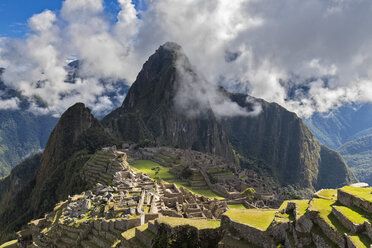 Peru, Andes, Urubamba Valley, Machu Picchu with mountain Huayna Picchu - FOF08769