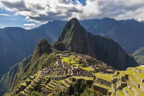 Peru, Anden, Urubamba-Tal, Machu Picchu mit Berg Huayna Picchu - FOF08770