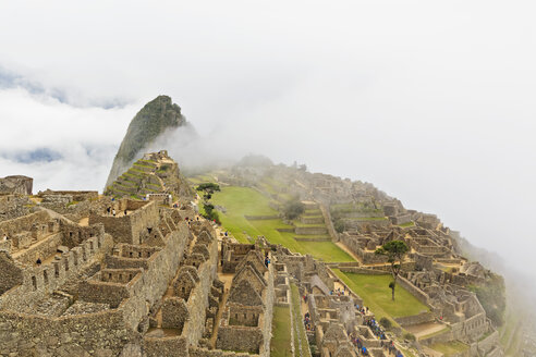 Peru, Anden, Urubamba-Tal, Machu Picchu mit Berg Huayna Picchu in Nebel und Wolken - FOF08771
