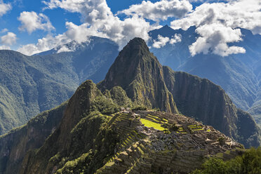 Peru, Andes, Urubamba Valley, Machu Picchu with mountain Huayna Picchu - FOF08772