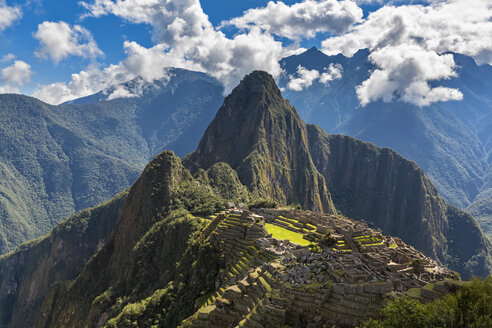 Peru, Anden, Urubamba-Tal, Machu Picchu mit Berg Huayna Picchu - FOF08772