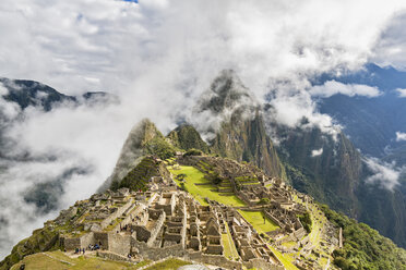 Peru, Anden, Urubamba-Tal, Machu Picchu mit Berg Huayna Picchu in Nebel und Wolken - FOF08773