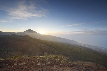 Spanien, Teneriffa, Sonnenuntergang im Teide-Nationalpark - DHCF00053