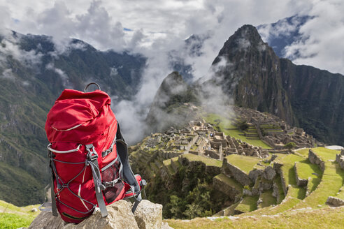 Peru, Anden, Urubamba-Tal, roter Rucksack am Machu Picchu mit Berg Huayna Picchu - FOF08774