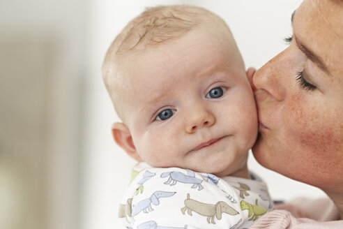 Nahaufnahme einer Mutter, die ihr Baby küsst - FSF00653