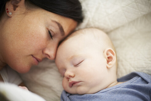 Mutter und Baby schlafen im Bett - FSF00657