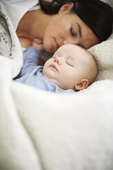 Mutter und Baby schlafen im Bett - FSF00658